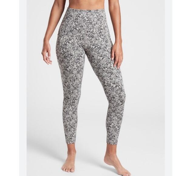 Athleta XS Salutation Stash Pocket II 7/8 Black White Floral Print Leggings - Picture 1 of 9